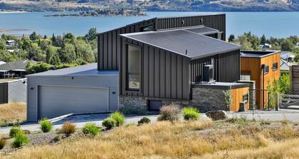 Modern Wanaka Escape with Mezzanine Loft
