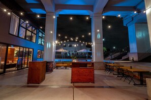 Outdoor dining - Wise Owl Hostels River Tokyo (Tokyo)