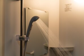 Hand-held showerhead - Wise Owl Hostels River Tokyo (Tokyo)