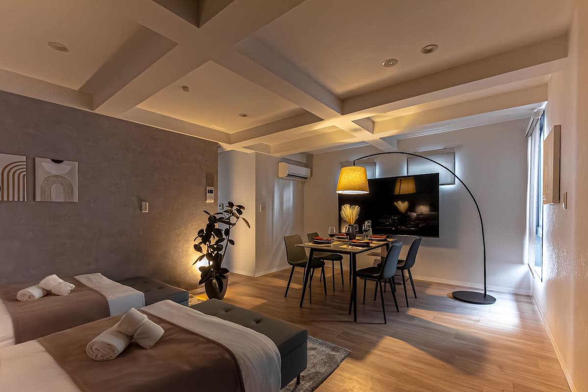 Un intérieur moderne comprenant un coin repas, un ensemble de canapés et une plante.