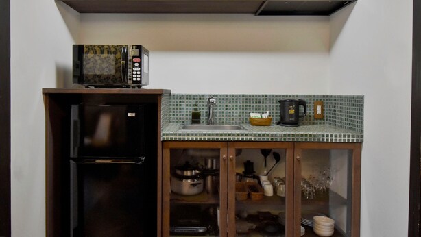 A compact kitchen with a microwave, a kettle, and a sink. - Kyo no Katadomari Kiyomizu Birodo-an (Kyoto)