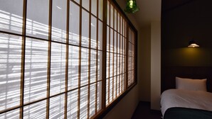 A room with a bed, a window with vertical blinds, and a hanging green pendant light. - Kyo no Katadomari Kiyomizu Birodo-an (Kyoto)