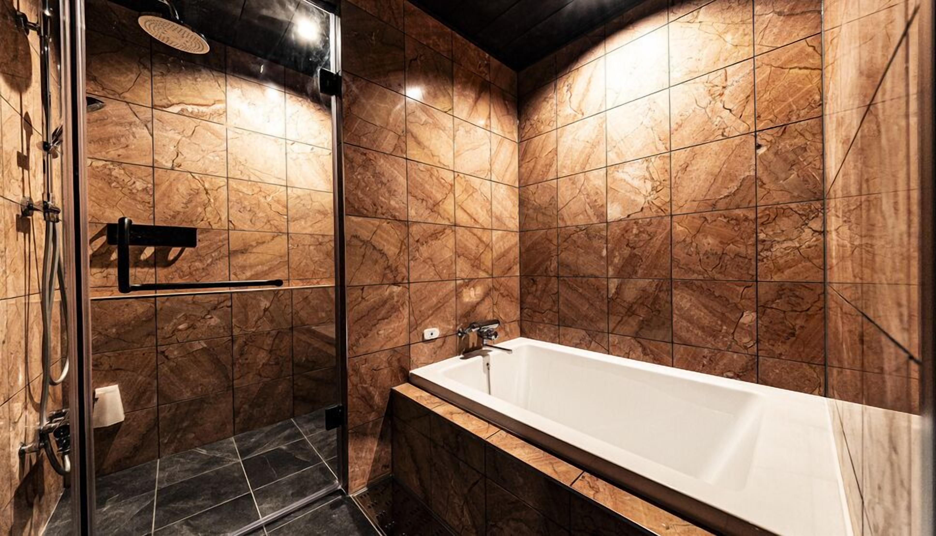 Un baño moderno con ducha de vidrio, bañera independiente y paredes de mármol.
