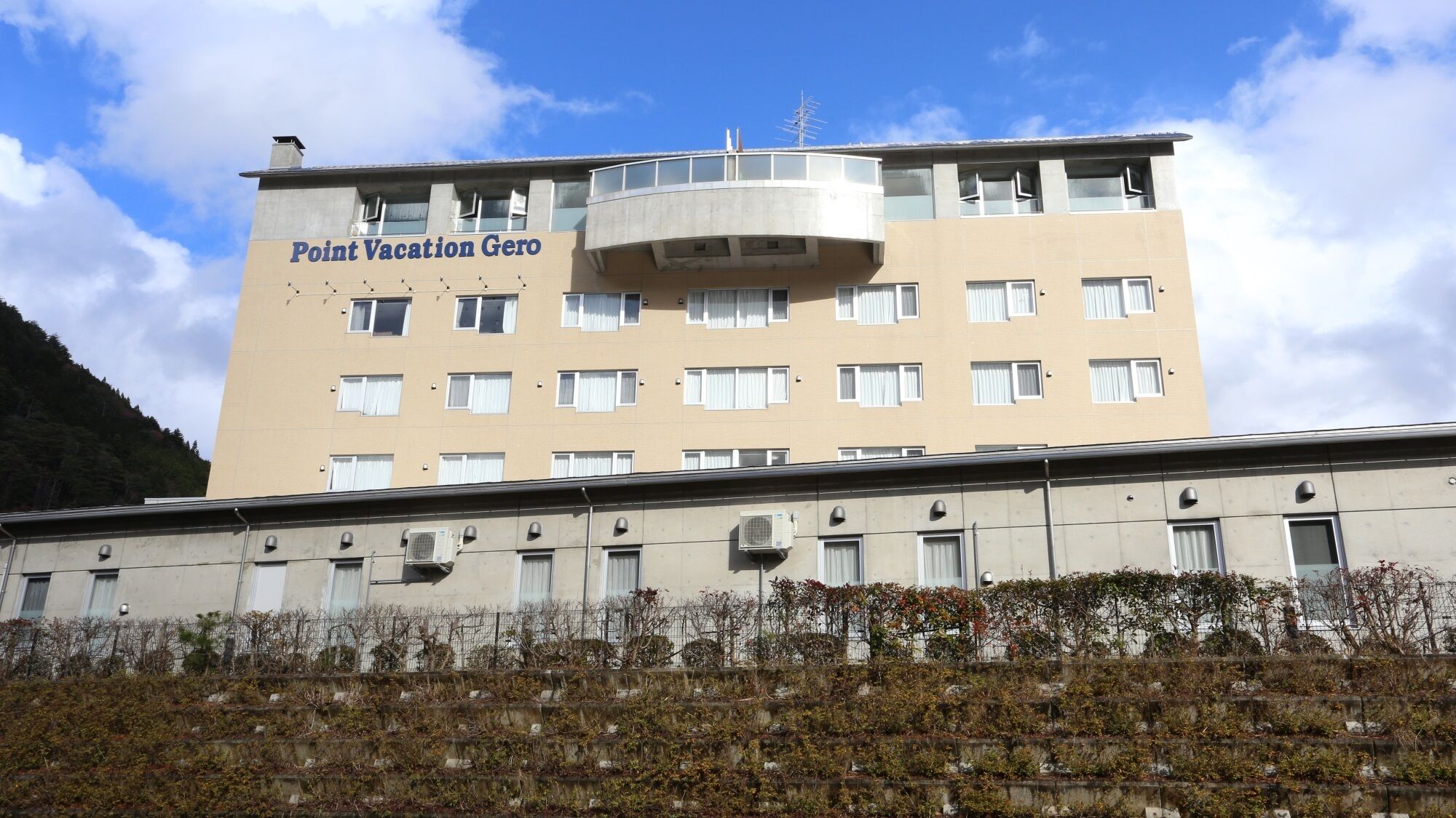 A multi-story building with a sign reading 'Point Vacation Gero'.