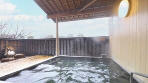 A hot tub area with a wooden deck, a wooden fence, and a covered roof. - Azumino Hotaka Onsenkyo Ryokan Yama no Takohei (Azumino)