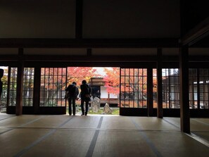 Ein traditioneller japanischer Raum mit Tatami-Böden und Shoji-Schirmen.