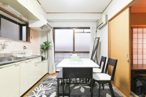 冷蔵庫、電子レンジ、コンロ、調理器具と食器