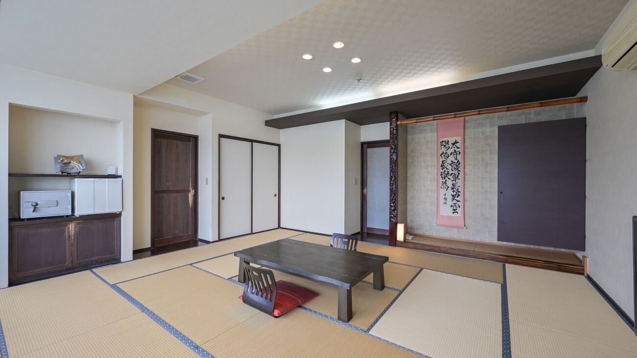 Ein traditioneller japanischer Raum mit Tatami-Boden, einem niedrigen Tisch und Schiebetüren.