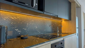 Appartement, 1 slaapkamer | Hypoallergeen beddengoed, een kluis op de kamer, een bureau