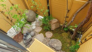 Un jardin japonais traditionnel agrémenté de rochers, de mousse et de clôtures en bambou.