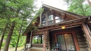 A log cabin with a large window, a porch, and a door. - Tabino Teitaku Realiser Zao (Zao)