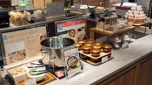 A restaurant counter with ramen bowls, chopsticks, and a pot. - Vessel Hotel Hiroshima Heiwa Odori (Hiroshima)