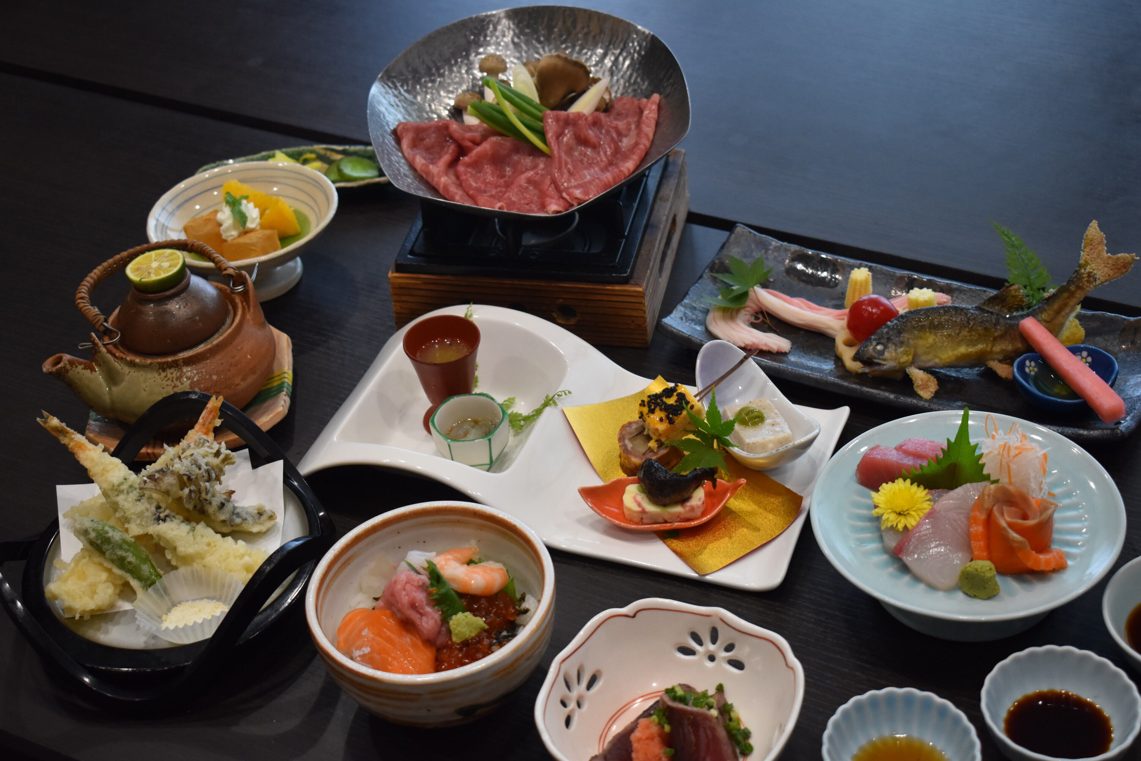 Une variété de plats japonais présentés sur une table.