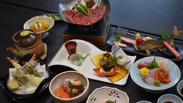 Une variété de plats japonais présentés sur une table.