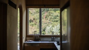 Eine Küche mit Fenster, Spüle und Arbeitsplatte.