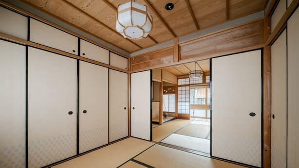A traditional Japanese room with tatami flooring, sliding doors, and a wooden ceiling. - Anjin Gosho Ebisugawa (Kyoto)