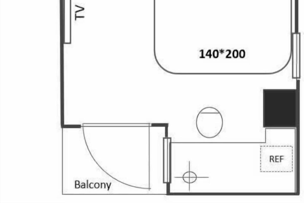 Een plattegrond met een televisie, een douchekamer, een balkon en een slaapkamer van 140 bij 200.