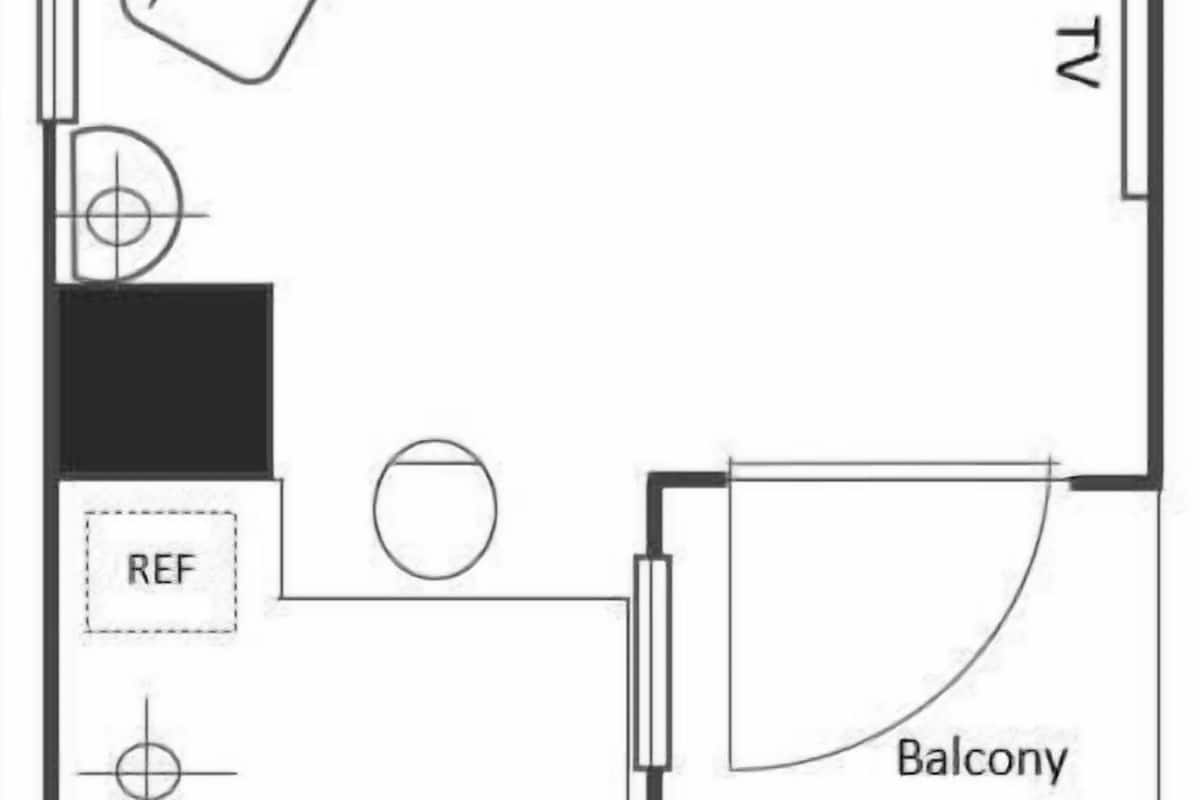 Plattegrond met douchekamer, televisie, balkon en een referentiehoek.