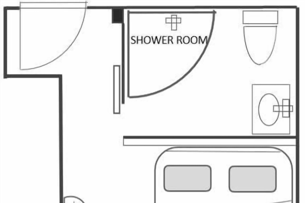 Een plattegrond met een televisie, een douchekamer en een balkon.