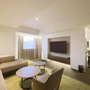 Living area - Holiday Inn & Suites Sapporo Odori Park (Sapporo)