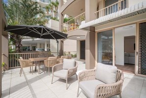 Outdoor dining - Beachside Bliss on Sixth Ave (Sunshine Coast)