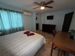 Iron/ironing board, WiFi, bed sheets - 2-bedroom apartment in Cataño with AC for relaxing stays (Cataño)