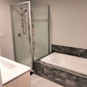 Habitación, 1 habitación, patio | Baño
