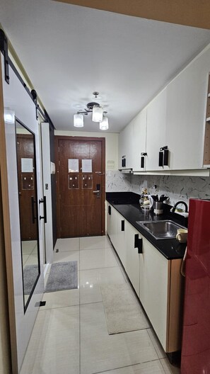 Cookware/dishes/utensils - Cozy 1-bedroom apartment in enchanting Pasay City with AC (Pasay City)