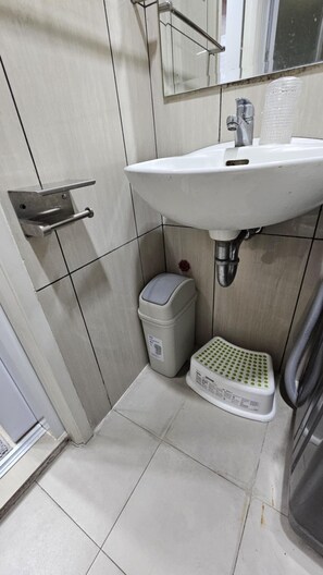 Hair dryer, towels, toilet paper - Cozy 1-bedroom apartment in enchanting Pasay City with AC (Pasay City)