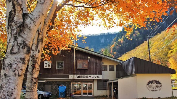 A building with a sign that reads 'Higashizaki Station' and a logo with 'Sou Sou' on the side.