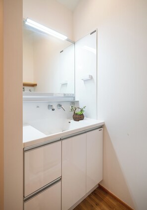Bathroom - Chiisana Kinoie (Tokyo)
