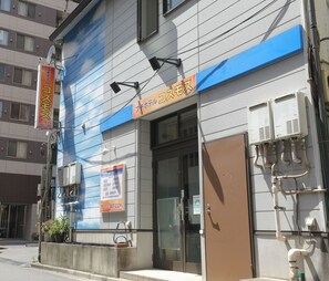 Exterior detail - Petit Hotel Cosmos (Tokyo)