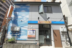 Exterior detail - Petit Hotel Cosmos (Tokyo)