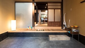 A traditional Japanese interior with tatami flooring, a sliding door, and a minimalist design. - Nishijinkita Hagi Ajisai (Kyoto)