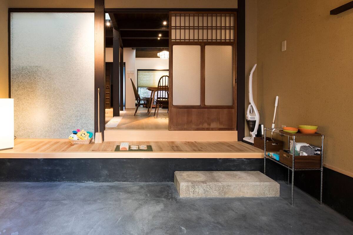 Ein traditionelles japanisches Interieur mit Tatami-Böden, einer Schiebetür und einem minimalistischen Design.