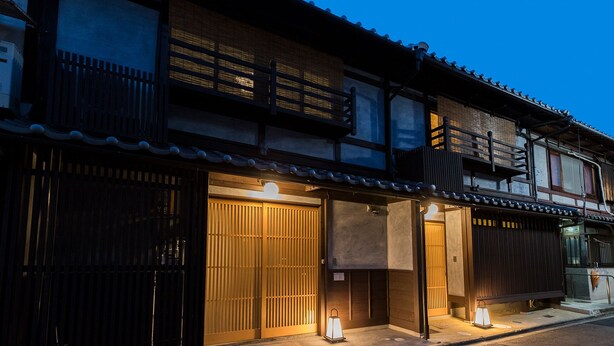 A traditional Japanese building with wooden sliding doors and a tiled roof. - Nishijinkita Hagi Ajisai (Kyoto)