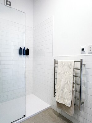 Shower, hair dryer, towels, soap - Matakana Luxury Villa Escape (Matakana)