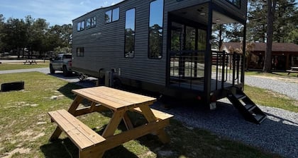 Modern Luxury RV Retreat and Patio, minutes from springs and beaches!