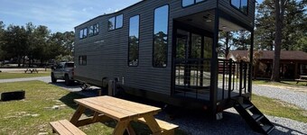 Modern Luxury RV Retreat and Patio, minutes from springs and beaches!
