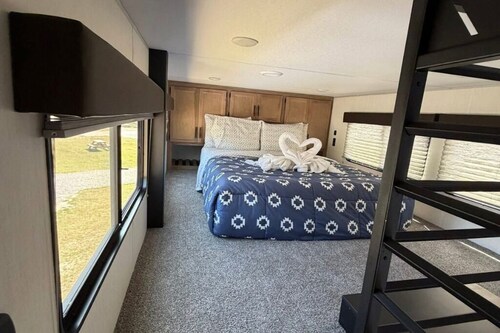 Modern Luxury RV Retreat and Patio, minutes from springs and beaches!