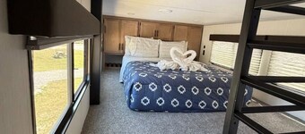 Modern Luxury RV Retreat and Patio, minutes from springs and beaches!