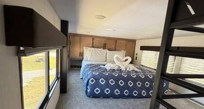Modern Luxury RV Retreat and Patio, minutes from springs and beaches!