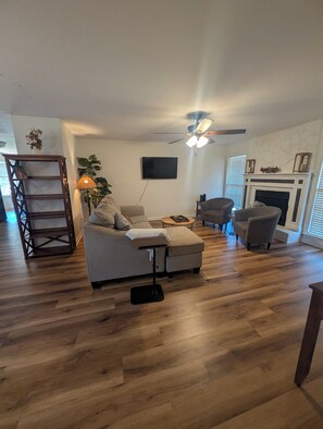 Living area - 3-bedroom house in tranquil Newnan with huge fenced yard. (Newnan)