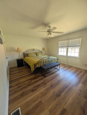 Room - 3-bedroom house in tranquil Newnan with huge fenced yard. (Newnan)