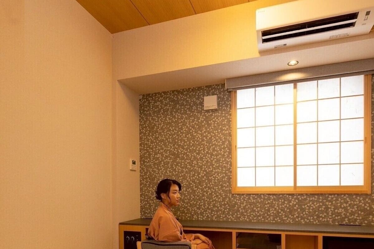 Una habitación de hotel con una cama, un escritorio y una ventana.