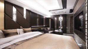 Ein modernes Hotelzimmer mit einem großen Bett, einer Sitzecke und einem Kleiderschrank.