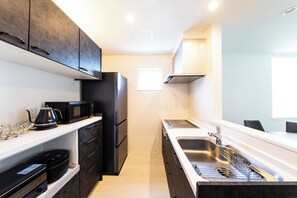 Fridge, microwave, stovetop, cookware/dishes/utensils