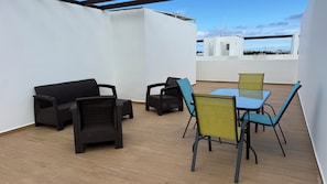 Outdoor dining - Walking distance to the beach, cozy pent-house In the heart of Punta Cana. (Punta Cana)