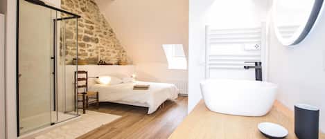 2 bedrooms, travel crib, free WiFi
