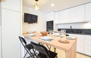 Fridge, microwave, oven, stovetop - Stunning home in SAINT VAAST LA HOUGUE with WiFi (SAINT VAAST LA HOUGUE)